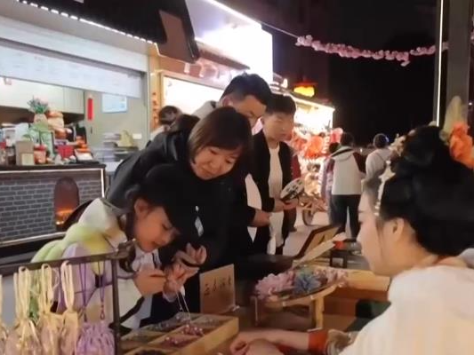 非遗、科技、IP激活清明春旅新活力 沉浸式创新体验让文旅消费一路“繁花”