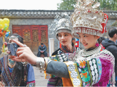 近距离感知中国文化的魅力（外国游客感受“中国之美”）