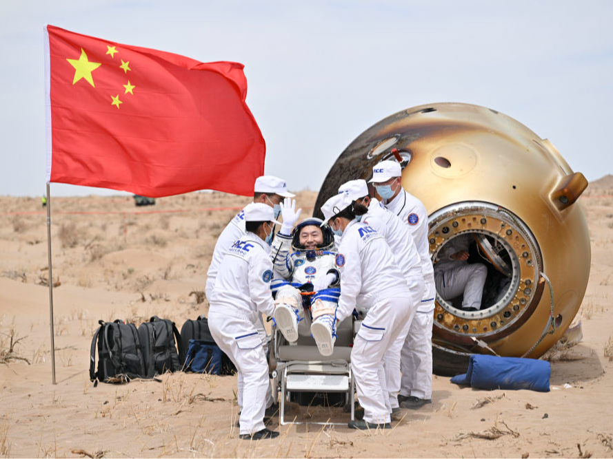 新华全媒+丨大漠长风起 神舟破云归——写在神舟十九号航天员乘组天外凯旋之际