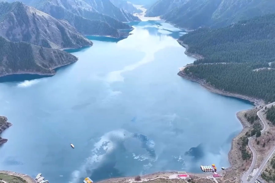 新疆阜康天山天池“开湖” 解锁“山水长卷”美景