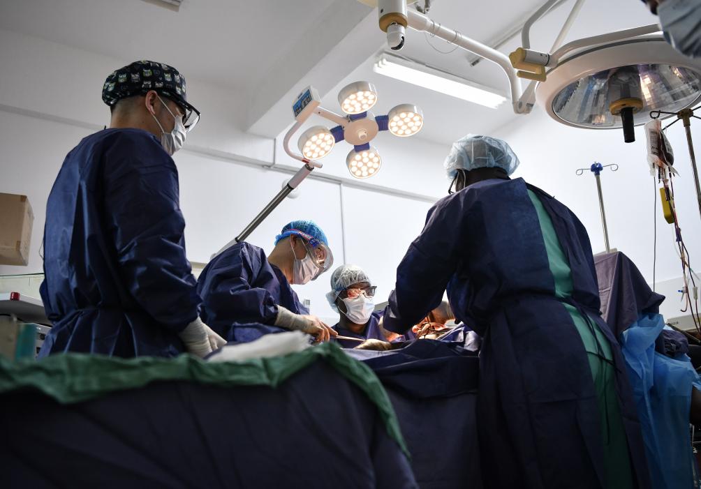 通讯丨近六十载的坚守——中国医疗队用“技术赋能”为几内亚民众架起“生命之桥”