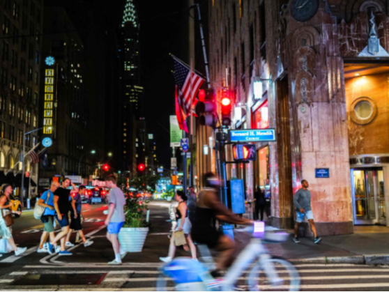 美调查：受关税影响，美国人减少支出