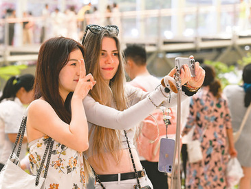 政策红利释放，便利服务吸引海外客流