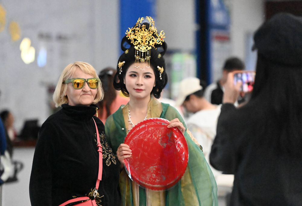 “真就像星辰大海一样”：外国人零距离感受中国超大规模市场能量