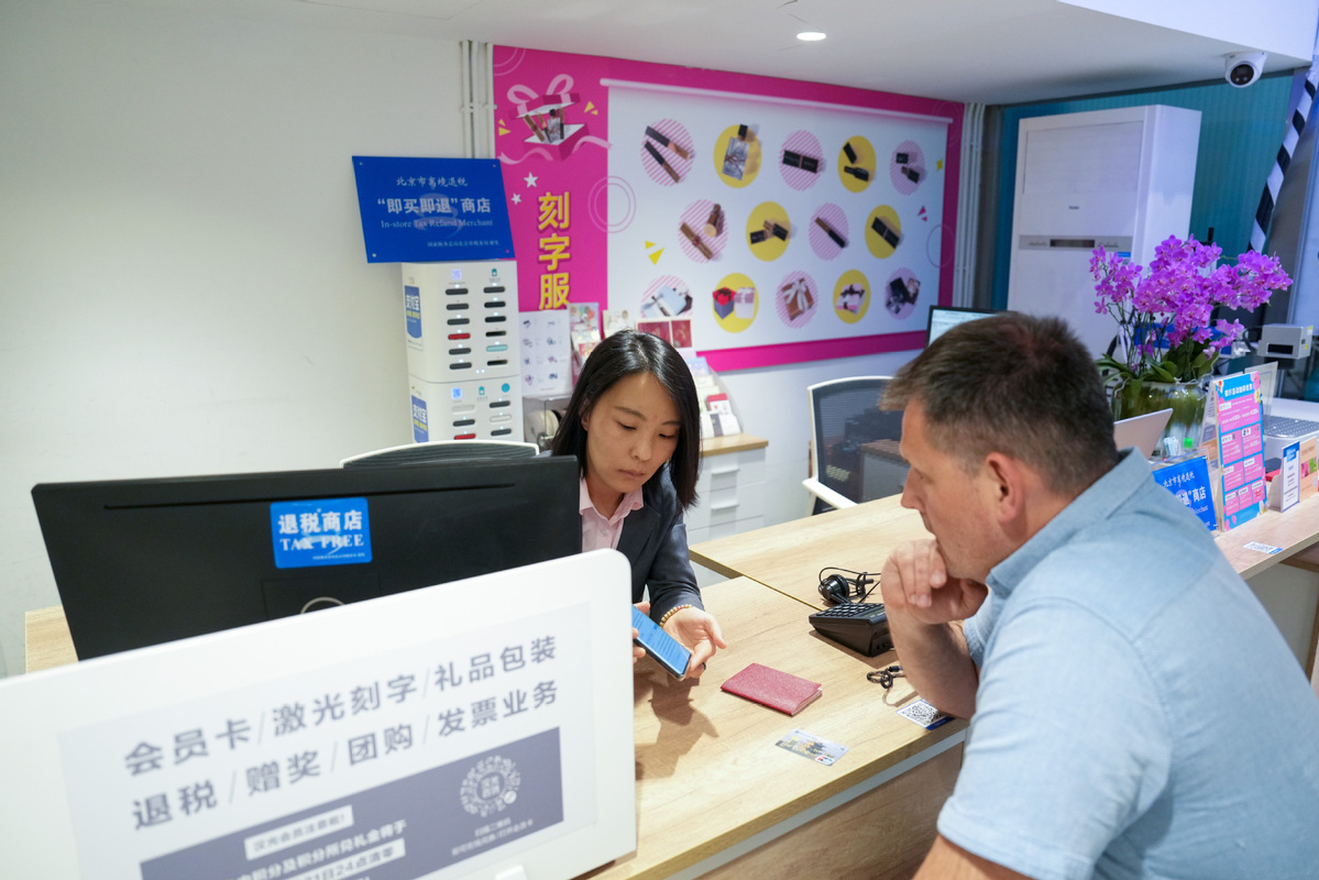 【中国那些事儿】中国智造太赞了、“即买即退”超丝滑……外国人来华“扫货”直呼“真香”！