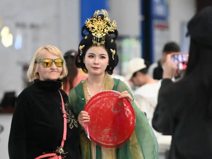 外国消费者在华乐享购物折射中国超大规模市场魅力