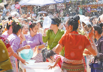 绿掩吊脚楼  鼓伴水花舞（寻找最美乡村·曼掌村）