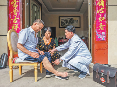 “全村人的病历都在我心中”（以普通人的平凡书写不平凡的人生）