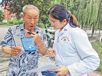 服务群众，她饱含耐心与爱心（报效祖国 建功西部）