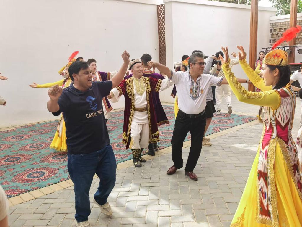 新华鲜报丨多国媒体人士调研采访：“告诉世界一个真实的新疆”