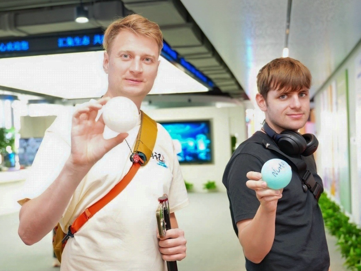 解锁新技能：老外变“老内” 直播带货忙