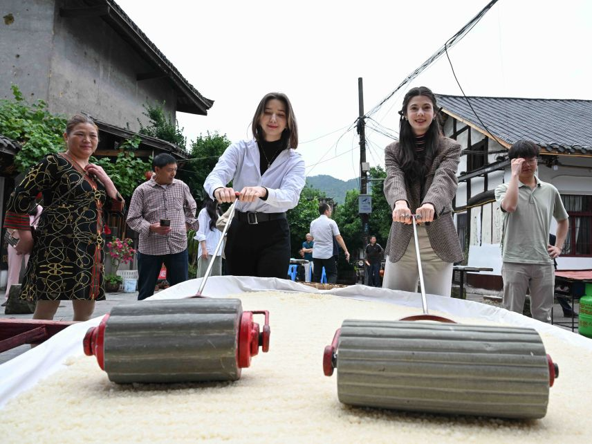 外国留学生在重庆体验端午民俗