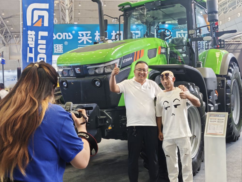 特写：在新疆国际农业机械博览会觅商机