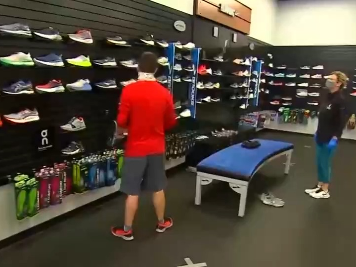 返校购物季或大涨价 美关税阴影笼罩鞋业“超级碗”