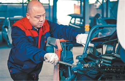 农机上丘陵，“农民专家”也行（三夏进行时）