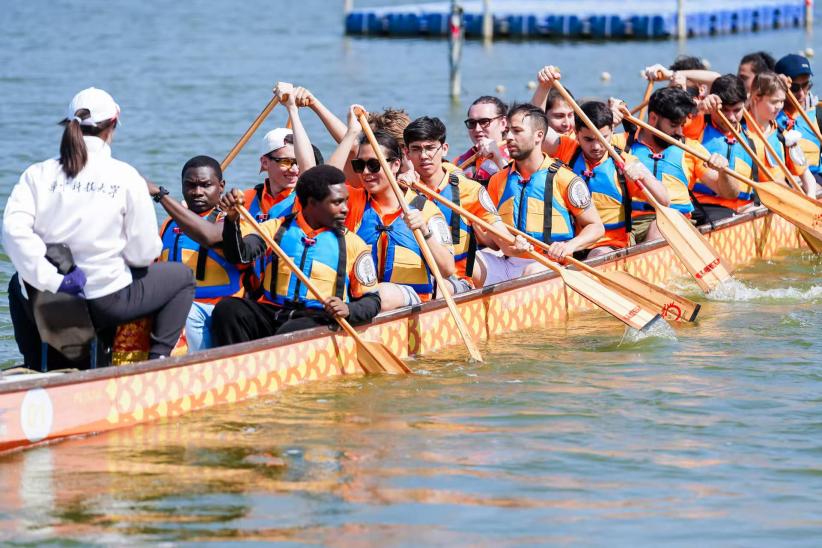 东游记：喻家湖上竞龙舟 国际学生“黄鹤”队力拔头筹