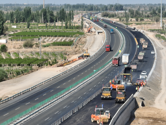 新疆重点交通项目建设热火朝天