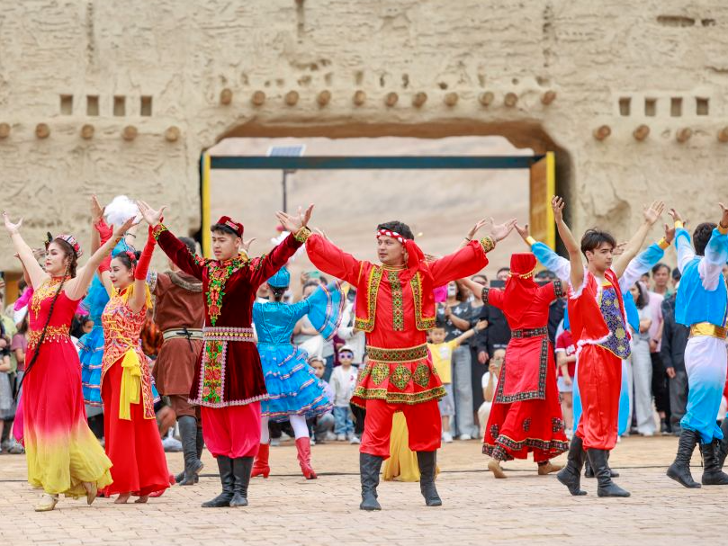 新疆吐峪沟：古村落迎游人