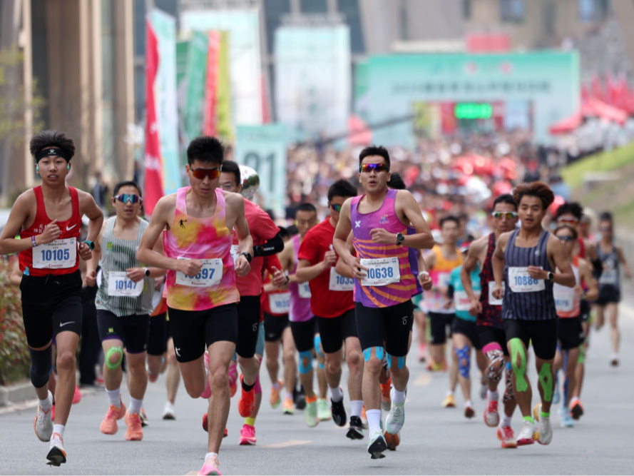 千笔楼｜中国青年，自信奔跑