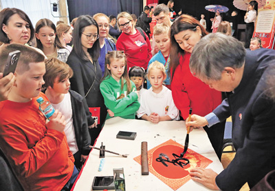 深化人文交流，传承中俄世代友好