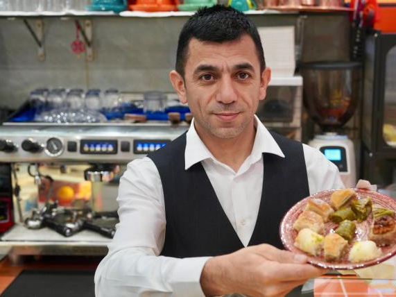 土耳其甜品师在浙江义乌打造“舌尖上的丝路”