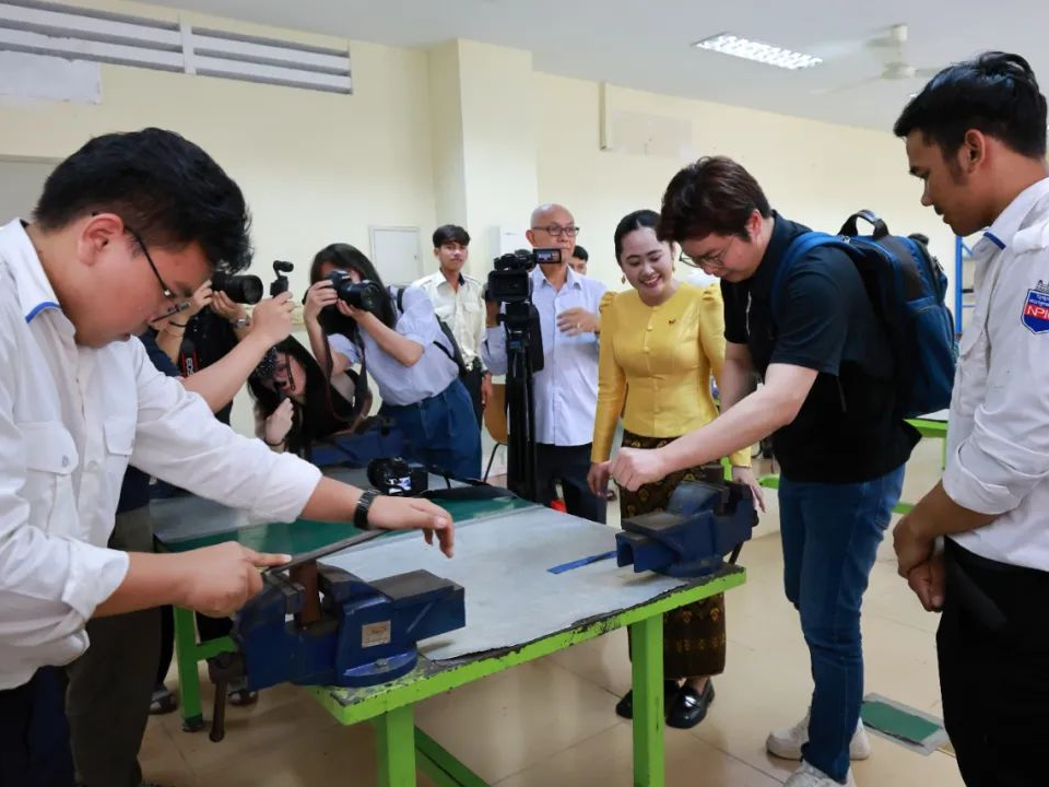 鲁班工坊助力中柬职教合作，培养技能人才——  “打开通向未来的大门”