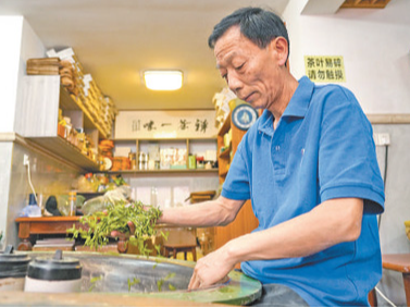 “铁砂掌”炒出龙井香（追梦路上）