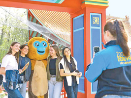 中国金丝猴亮相法国博瓦勒野生动物园