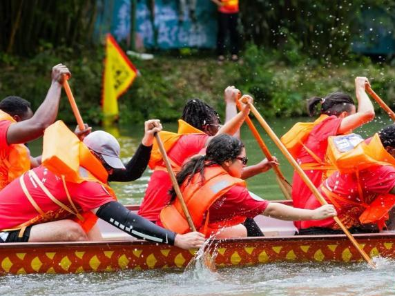文化观察：外国人为什么对划龙舟越来越“上头”？