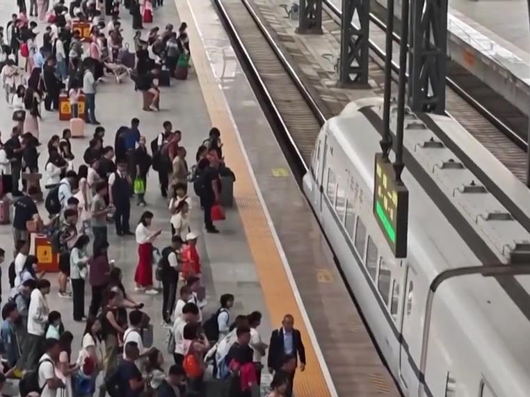 端午假期首日迎来出行高峰