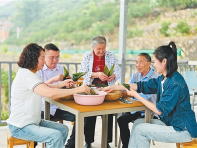 粽香里传承好家风（在现场）