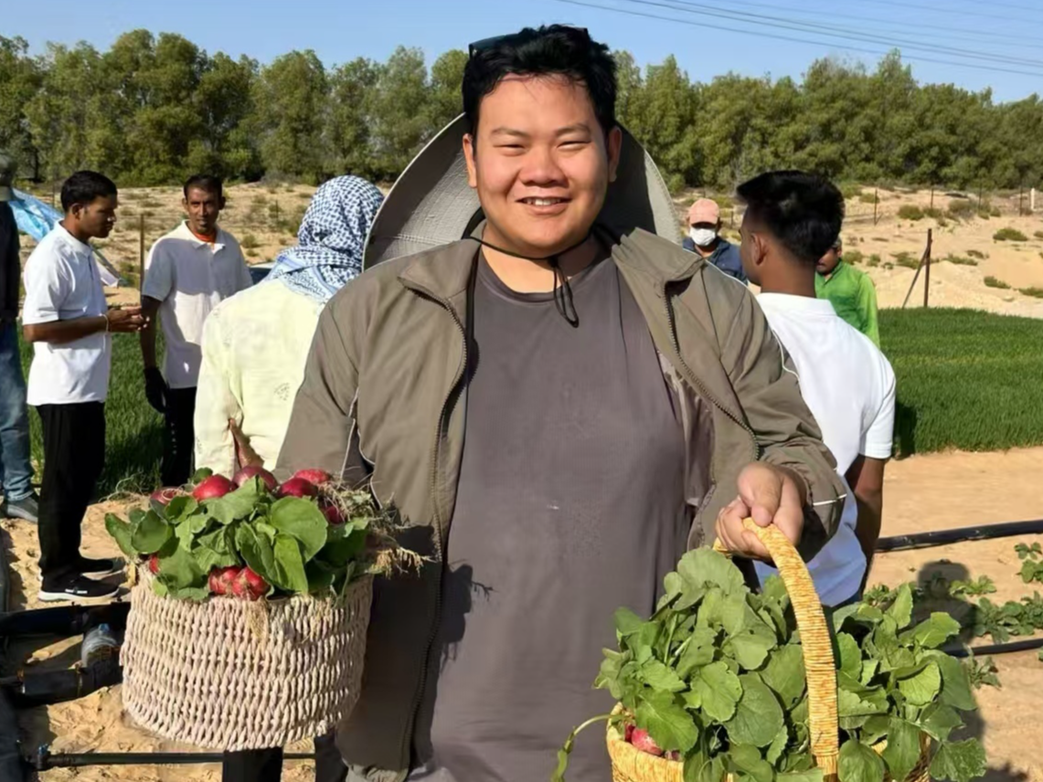 新疆“00后”小伙阿布扎比治沙记