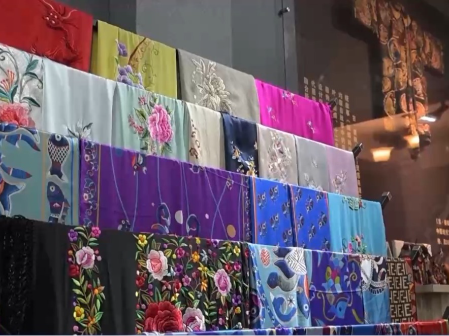 文化中国行丨“穿”越千年 苗绣圈粉海内外消费者