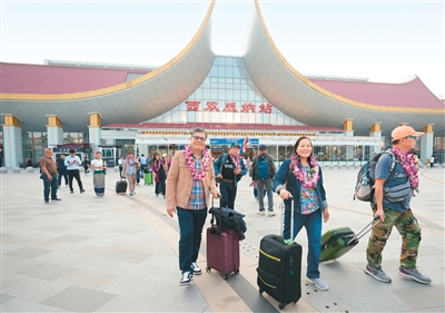 “游山玩水”拉近中国与周边国家邻里情（国际论道）