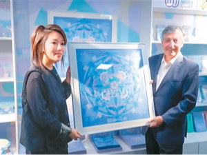 用艺术“点亮”一座城（侨界关注）