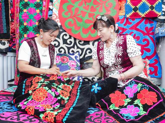 新疆影像7日（179）丨草原、风筝、白杏香，新疆的夏天藏了多少浪漫？