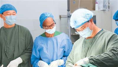 中国医生是“带来希望的白衣天使”（“一带一路”话健康）