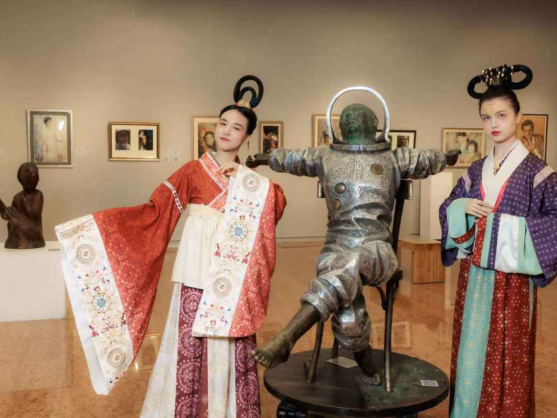 霓裳为舟，织锦为媒 ：《衣锦天下·丝路季》这样推广中式美学