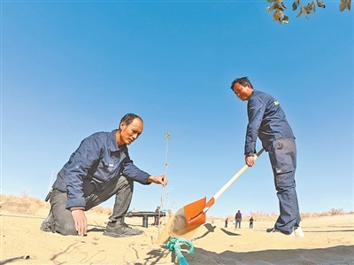“每人聚份力，沙海变绿洲”（追梦路上）