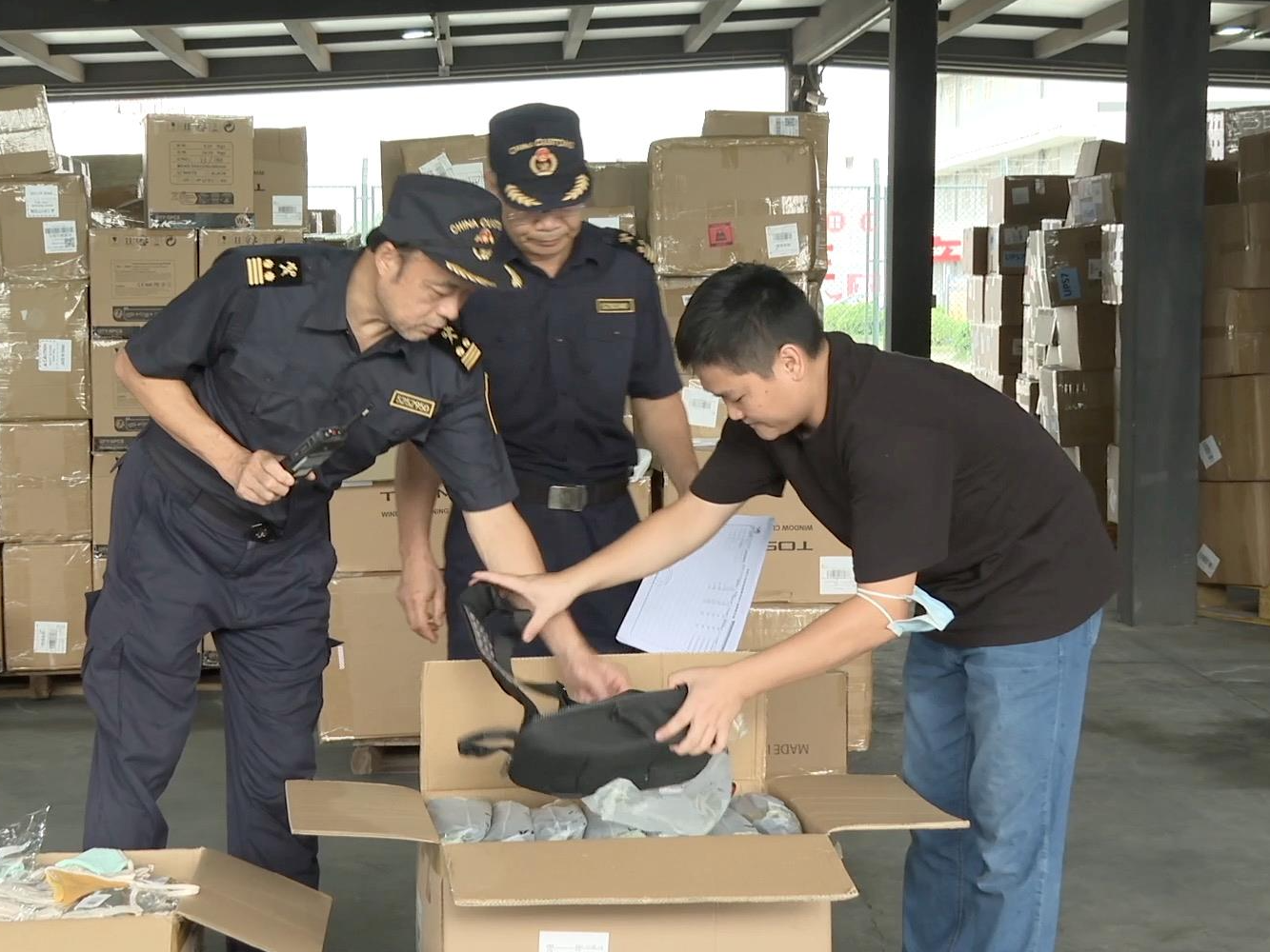 运输时效较海运提升一倍 广州开行首趟中欧班列电商快线