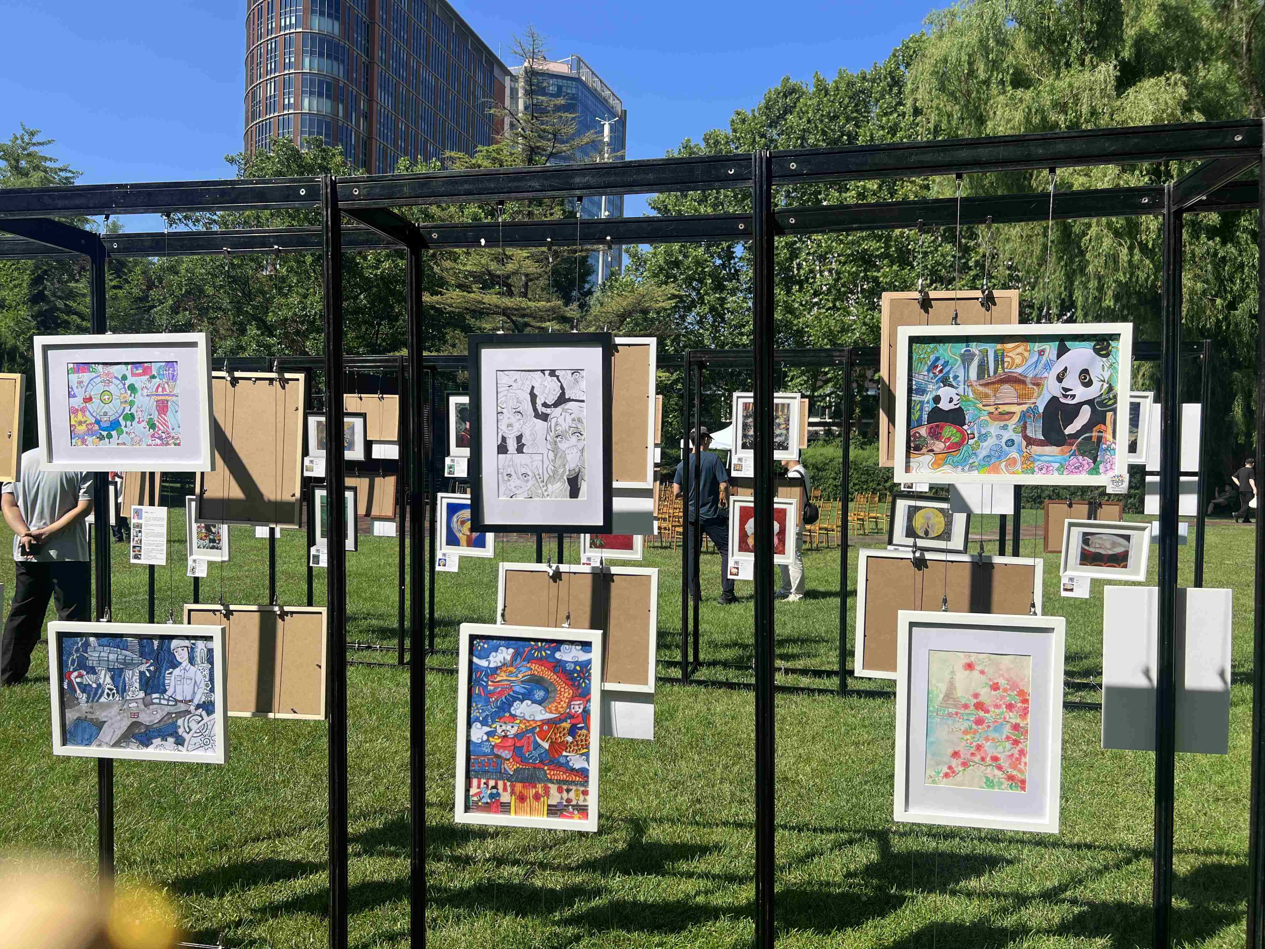 童心绘爱心助公益 “大山里的小艺术家”儿童画展在京举行 第 2 张