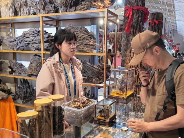 南博会上的东南亚客商：感知中国消费习惯寻求商机