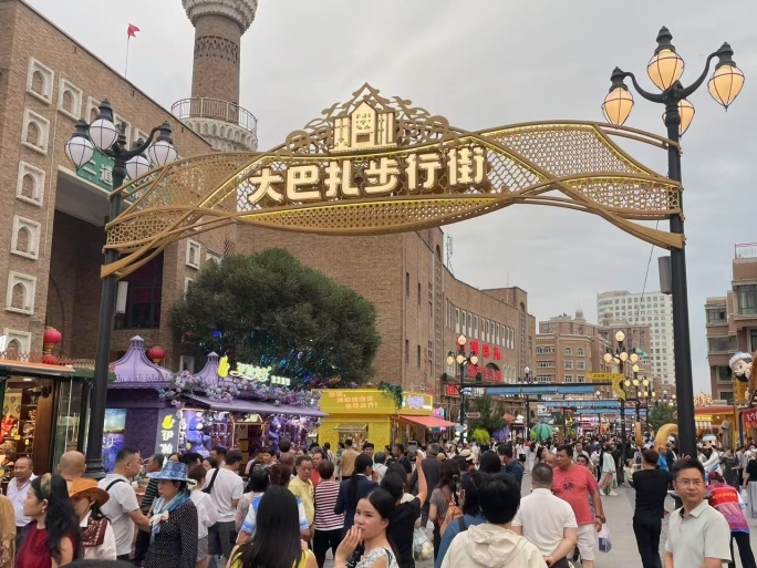 沿着高速看新疆丨火热“夜”态点亮丝路“会客厅”