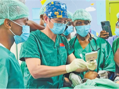 “能帮助别人，他的眼里充满了光”（援手）