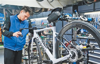 探寻车轮上的骑行故事（体育大看台）