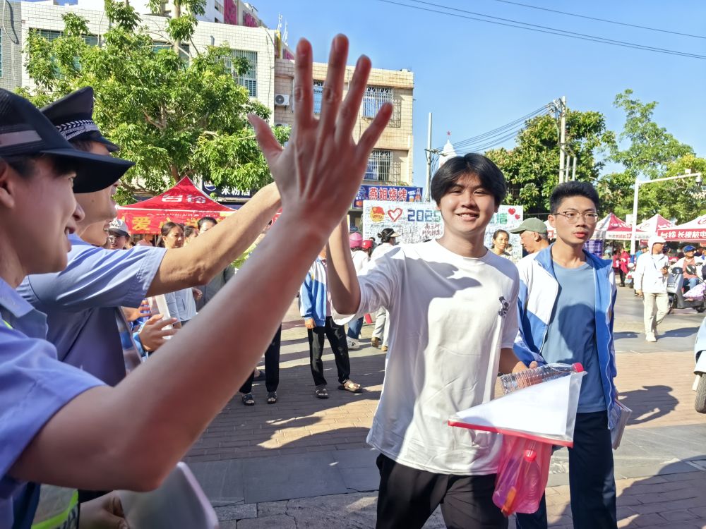 青春赴考场 执笔向未来——2025年高考首日见闻