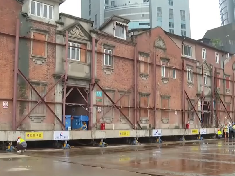 上海古建筑日均“行走”10米 7500吨石库门建筑群完成归位