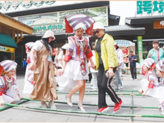 一瀑流淌两国情  民心相通共潮生（边城见闻）