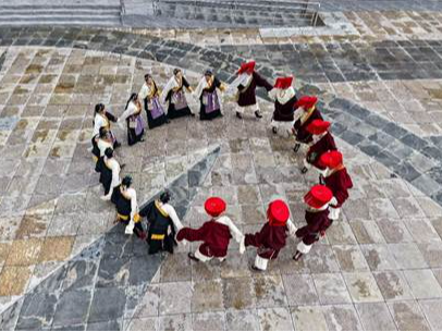 西藏斯定咔村：高原湖畔的美丽蝶变
