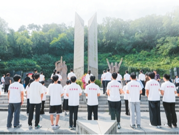 做堂堂正正、光荣自豪的中国人